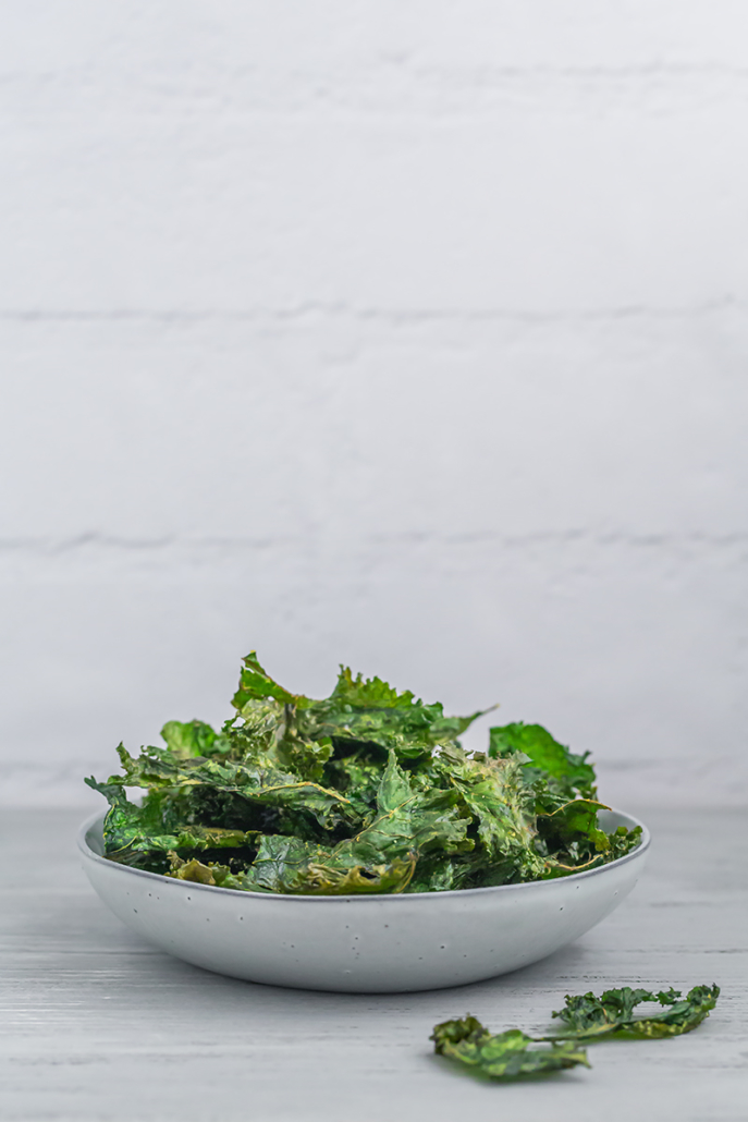 Gebackene Grünkohl-Chips in einer Schale
