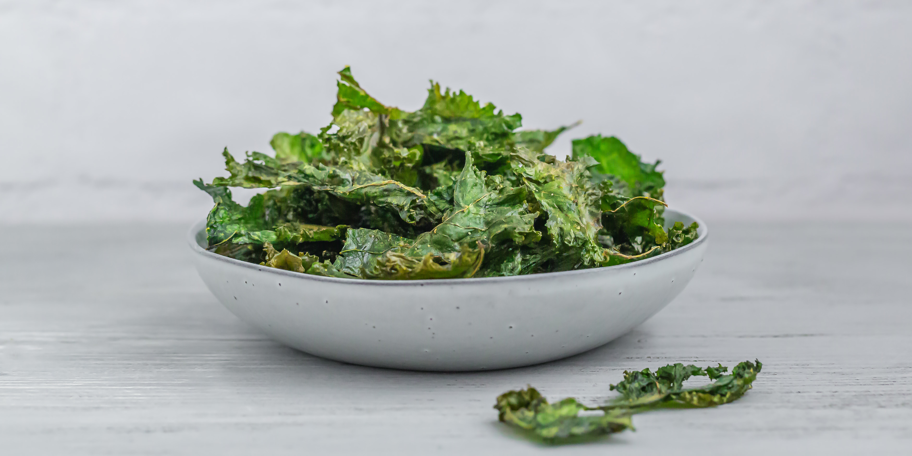 Gebackene Grünkohl-Chips in einer Schale