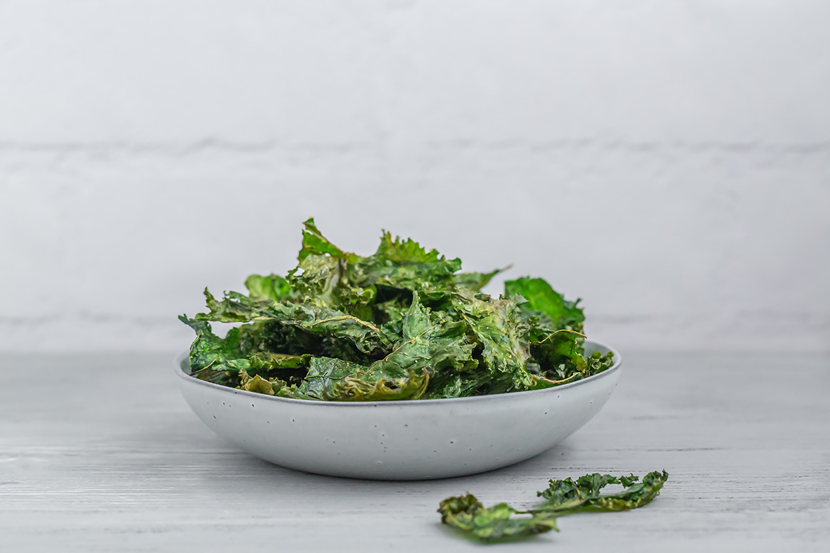 Gebackene Grünkohl-Chips in einer Schale
