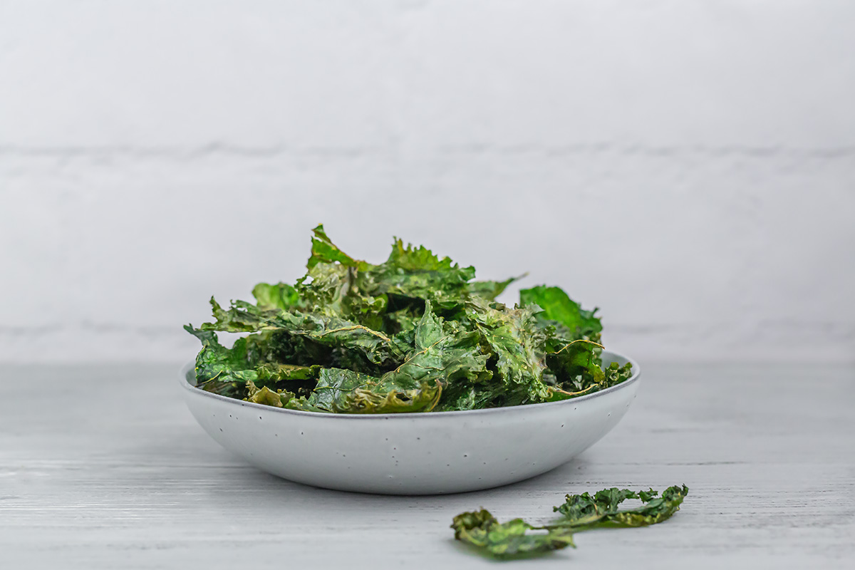 Gebackene Grünkohl-Chips in einer Schale