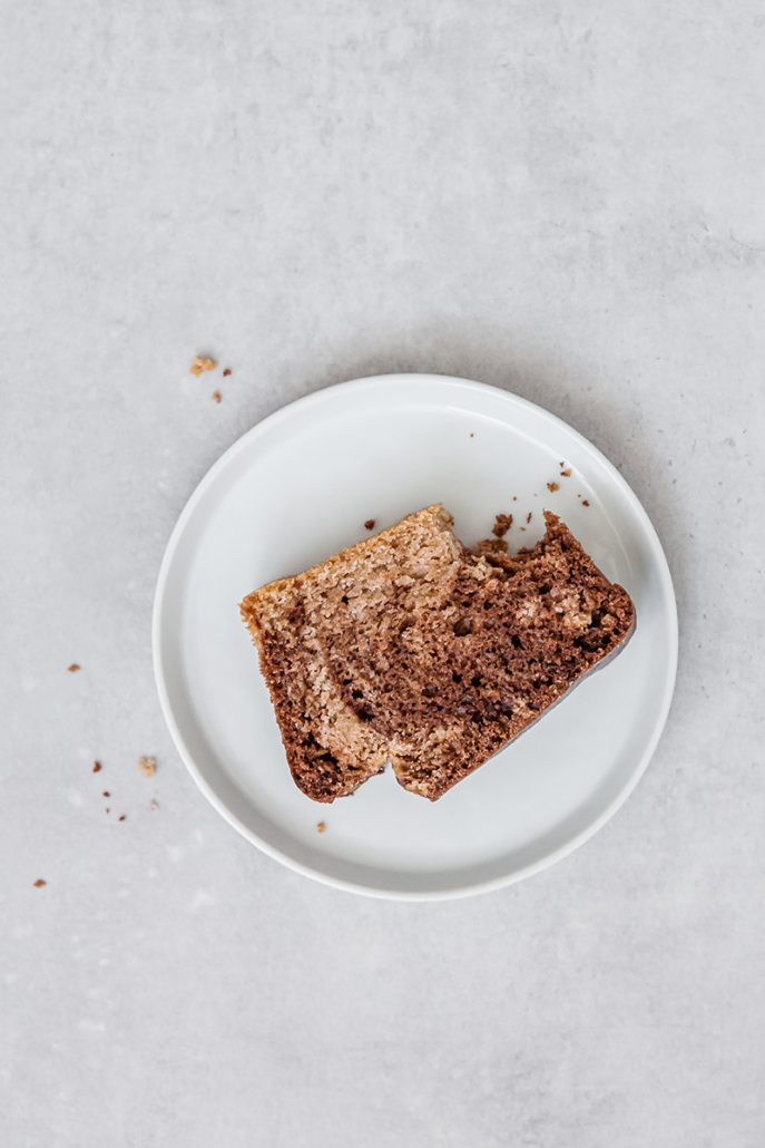 Teller mit eine Stück angebissenem Marmorkuchen