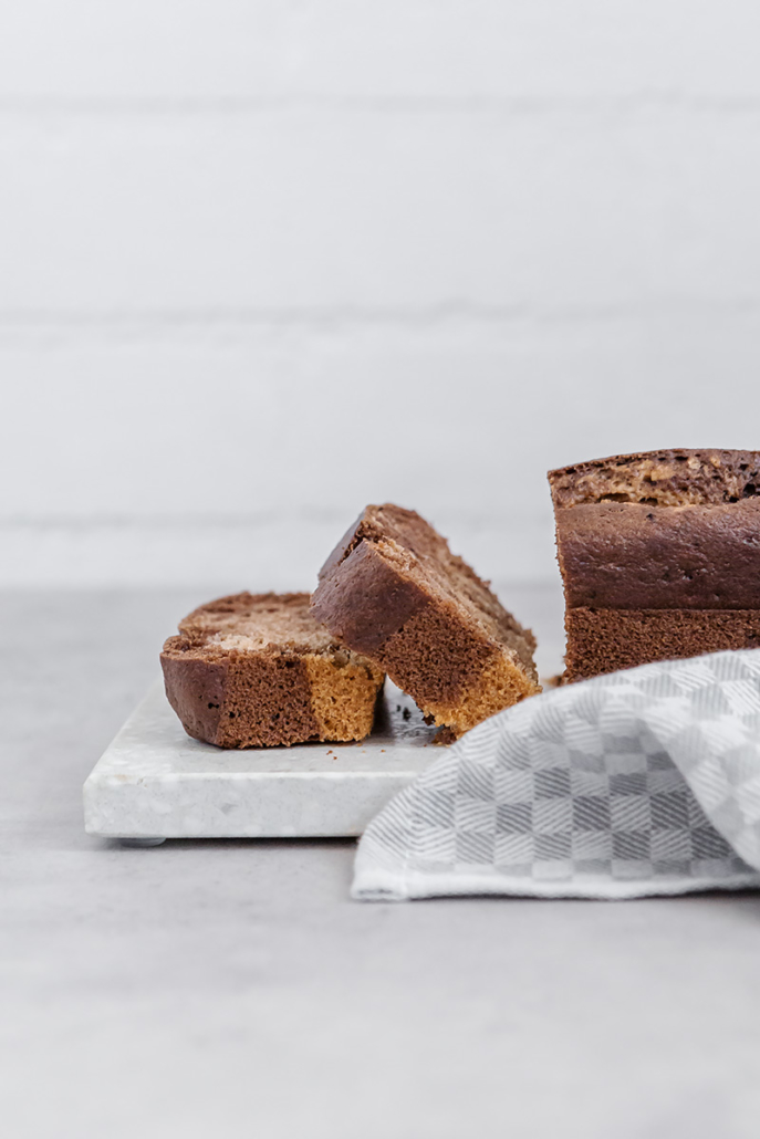 Angeschnittener Marmorkuchen auf einem Schneidebrett.