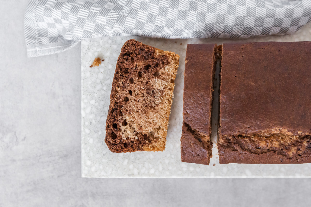 Angeschnittener Marmorkuchen auf einem Schneidebrett.