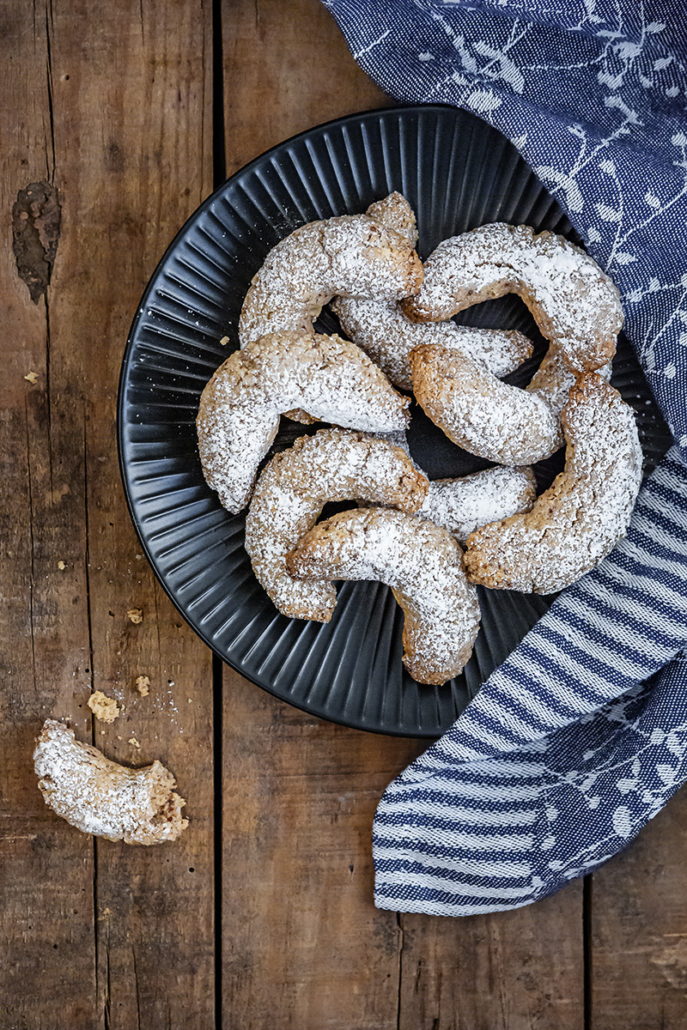 Haferflocken-Mandel-Kipferl angerichtet auf einem Teller.