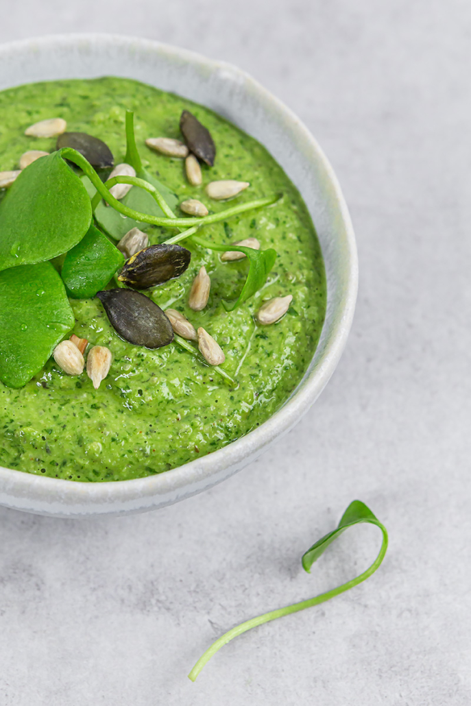 Schüssel mit Portulak-Pesto.