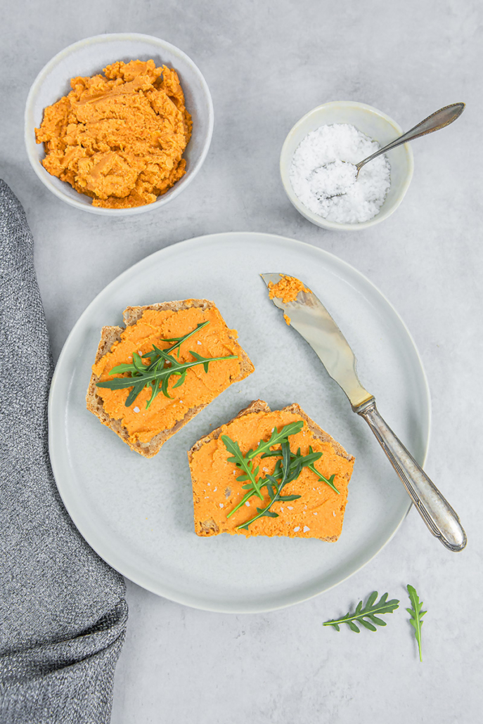 Zwei Brote bestrichen mit Aufstrich auf einem Teller