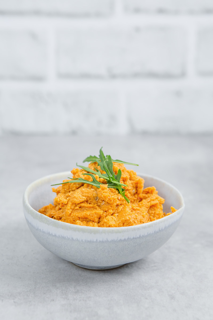 Aufstrich aus roten Linsen und Harissa in einer kleinen Schüssel