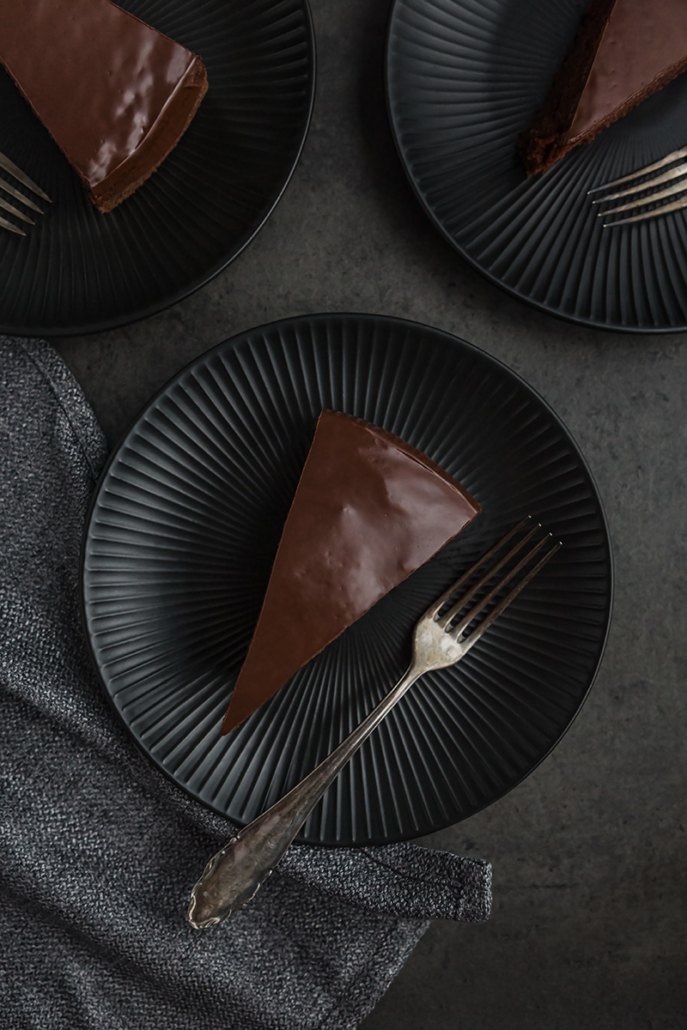 Drei Teller mit je einem Stück veganem Schokokuchen