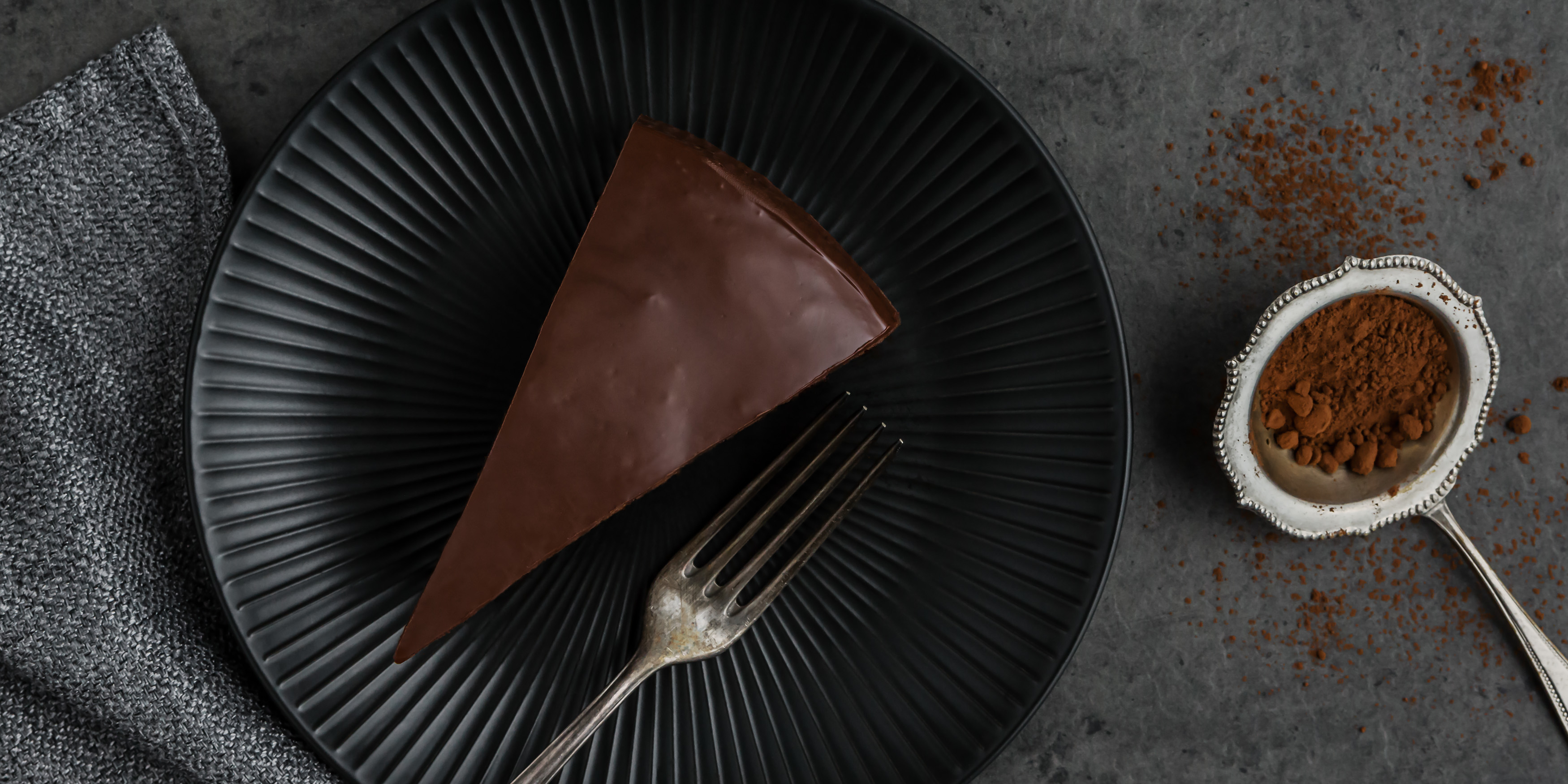 Teller mit einem Stück veganem Kuchen