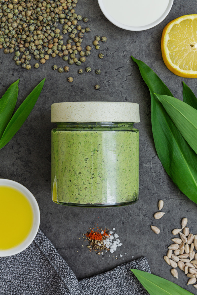 Glas mit zubereitetem Aufstrich, drumherum sind die enthaltenen Zutaten angeordnet.