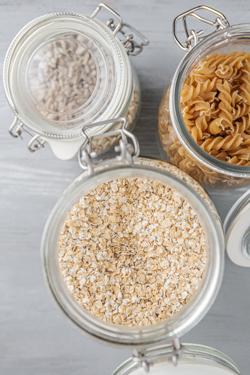 Haferflocken, Pasta und Sonnenblumenkerne in verschiedenen Vorratsgläsern